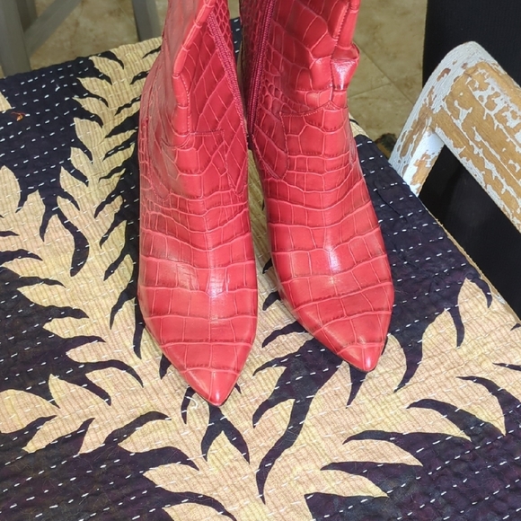 Elegant Red Croc-Embossed Knee-High Boots - Picture 9 of 10